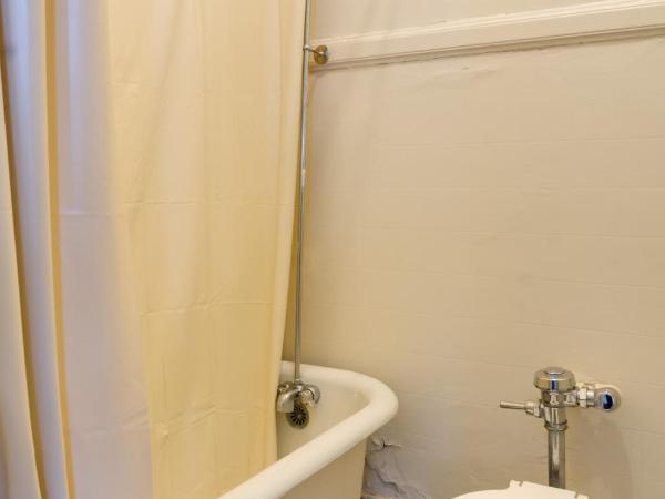 Aida Plaza Hotel : photo 3 de la chambre chambre double avec 2 lits doubles et salle de bains commune