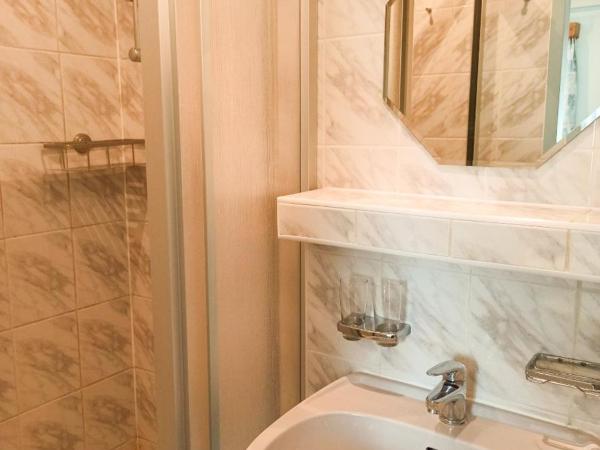 Landhotel Waldschänke : photo 5 de la chambre chambre lits jumeaux avec douche