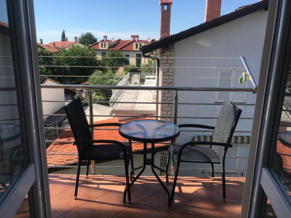 Rooms and Apartments Robert : photo 1 de la chambre chambre lits jumeaux avec salle de bains commune