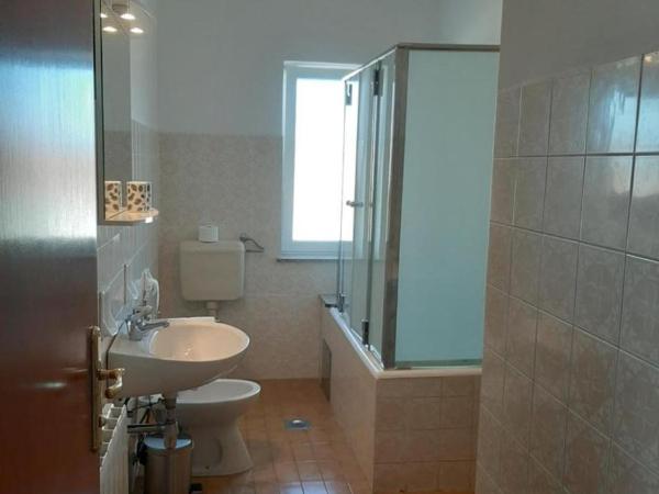 Rooms and Apartments Robert : photo 2 de la chambre chambre lits jumeaux avec salle de bains commune