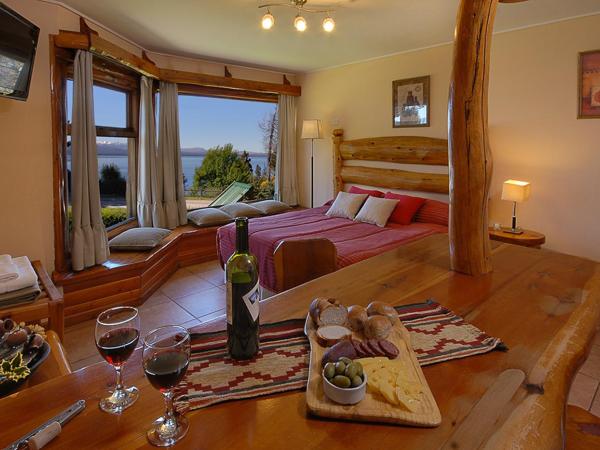 Apart Altos Del Nahuel : photo 1 de la chambre ce studio jouit d'une vue partielle sur le lac.