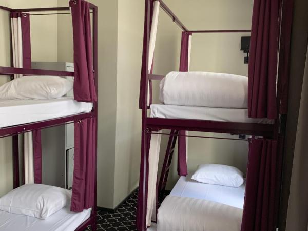 Safestay Brussels Grand Place : photo 4 de la chambre chambre quadruple avec salle de bains