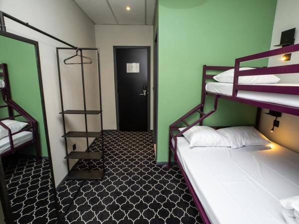 Safestay Brussels Grand Place : photo 1 de la chambre chambre triple (lit superposé et lit simple) avec salle de bains privative