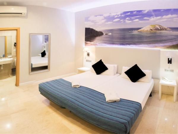 Hostal Boqueria : photo 1 de la chambre chambre double ou lits jumeaux avec lit d'appoint