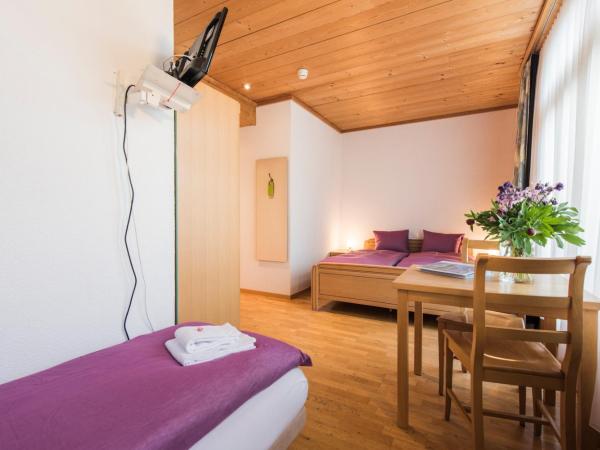 Hotel Alpenrose beim Ballenberg : photo 2 de la chambre chambre triple