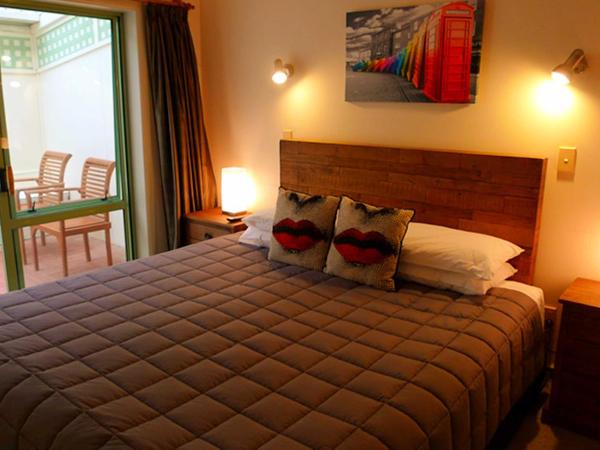 Rotorua Coachman Spa Motel : photo 2 de la chambre suite confort avec bain à remous