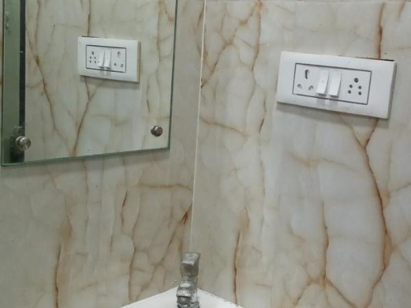 Lake Town Guest House : photo 2 de la chambre chambre lit king-size avec balcon