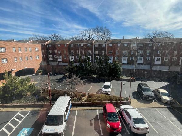 Comfort Inn Ballston : photo 6 de la chambre chambre lit king-size standard - vue sur cour