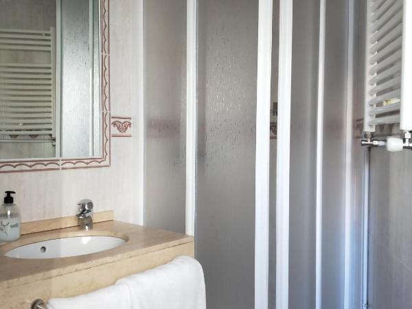 Hostal Maria Ronda : photo 4 de la chambre chambre lits jumeaux avec lit d’appoint - 301