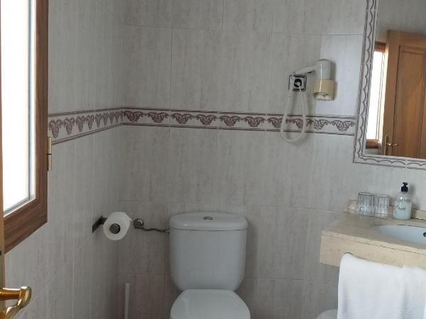 Hostal Maria Ronda : photo 3 de la chambre chambre lits jumeaux avec lit d’appoint - 301