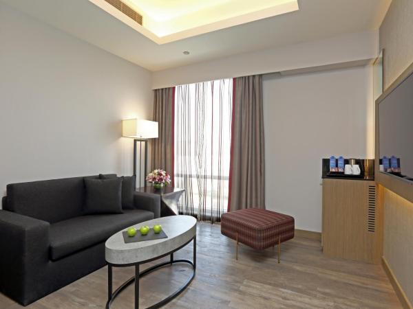 Ramada Encore by Wyndham Muscat Al-Ghubra : photo 1 de la chambre suite lit king-size exécutive