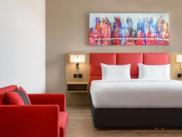 Ramada Encore by Wyndham Muscat Al-Ghubra : photo 1 de la chambre chambre lit king-size - accessible aux personnes à mobilité réduite