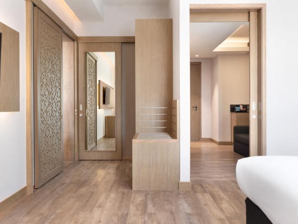 Ramada Encore by Wyndham Muscat Al-Ghubra : photo 3 de la chambre suite lit king-size exécutive