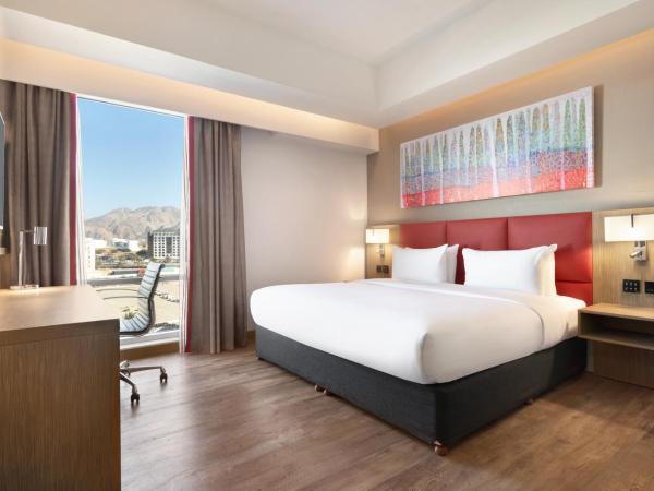 Ramada Encore by Wyndham Muscat Al-Ghubra : photo 4 de la chambre suite lit king-size exécutive