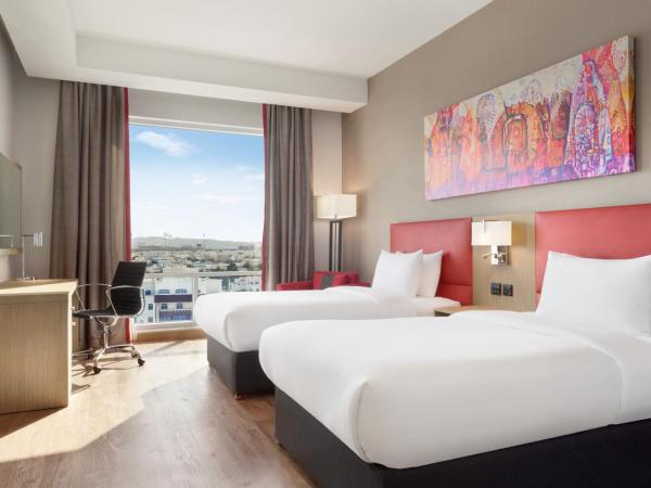 Ramada Encore by Wyndham Muscat Al-Ghubra : photo 3 de la chambre chambre lits jumeaux deluxe