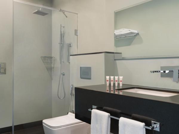 Ramada Encore by Wyndham Muscat Al-Ghubra : photo 2 de la chambre chambre lit king-size deluxe