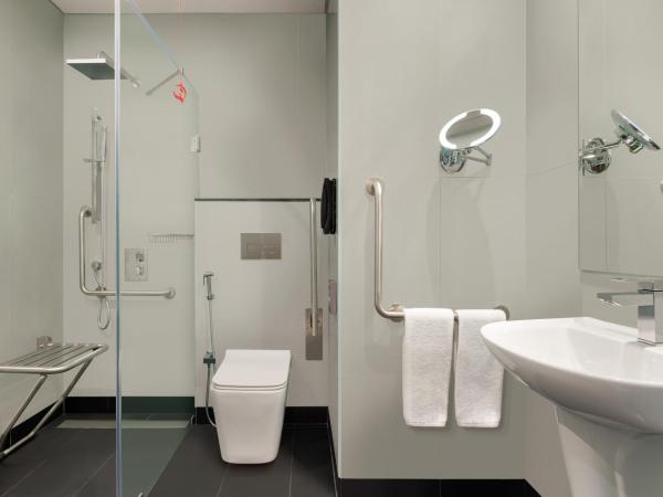 Ramada Encore by Wyndham Muscat Al-Ghubra : photo 3 de la chambre chambre lit king-size - accessible aux personnes à mobilité réduite