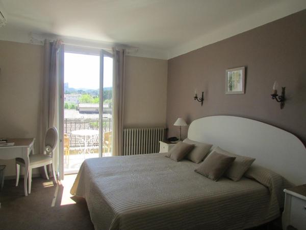 Le Castelet des Alpilles : photo 3 de la chambre chambre double supérieure avec terrasse ou balcon
