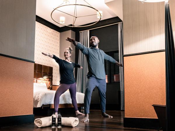 Gild Hall, A Thompson Hotel, by Hyatt : photo 2 de la chambre chambre lit king-size avec baignoire accessible aux personnes à mobilité réduite