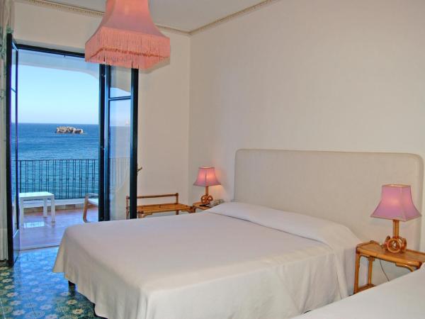 Hotel Lido Mediterranee : photo 1 de la chambre chambre triple supérieure - vue sur mer