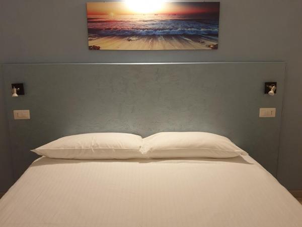 Bergamo City - Self Check-in : photo 3 de la chambre chambre double avec salle de bains commune