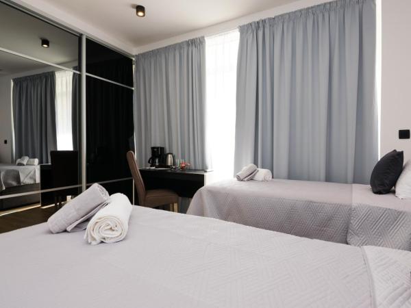 Sky & Sun Luxury Rooms with private parking in the garage : photo 6 de la chambre chambre lits jumeaux