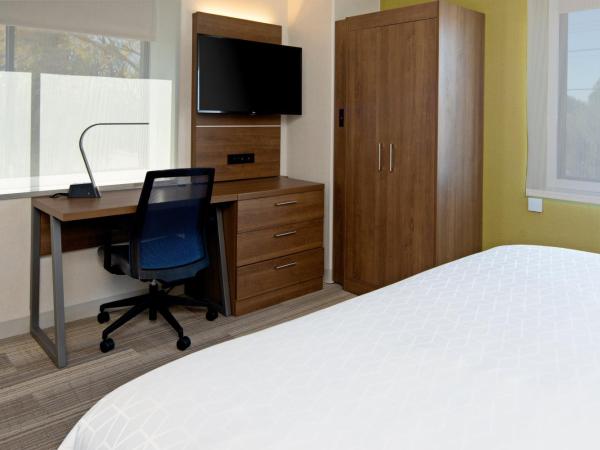 Holiday Inn Express Los Angeles LAX Airport, an IHG Hotel : photo 3 de la chambre suite lit king-size avec douche accessible en fauteuil roulant