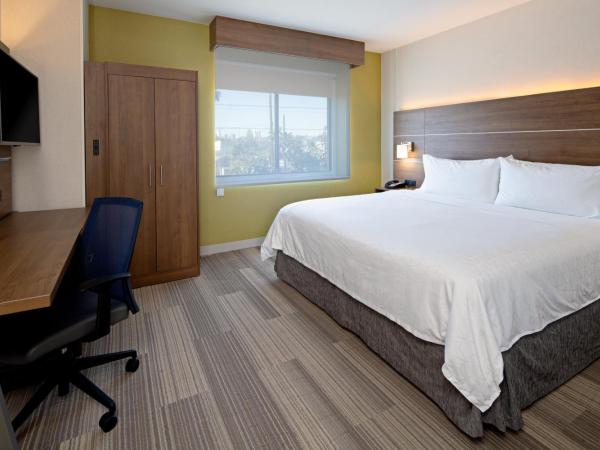 Holiday Inn Express Los Angeles LAX Airport, an IHG Hotel : photo 5 de la chambre suite lit king-size avec douche accessible en fauteuil roulant