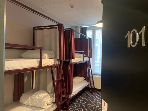 Safestay Brussels Grand Place : photo 5 de la chambre chambre quadruple avec salle de bains