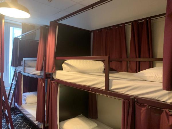 Safestay Brussels Grand Place : photo 8 de la chambre lit dans dortoir mixte de 4 lits avec salle de bains privative