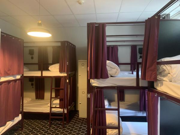Safestay Brussels Grand Place : photo 6 de la chambre lit dans dortoir mixte de 10 lits avec salle de bains privative