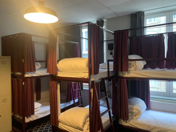 Safestay Brussels Grand Place : photo 5 de la chambre lit dans dortoir mixte de 10 lits avec salle de bains privative