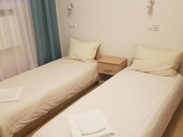 Hostel Mleczna - Metro Zacisze : photo 2 de la chambre chambre lits jumeaux standard avec salle de bains commune