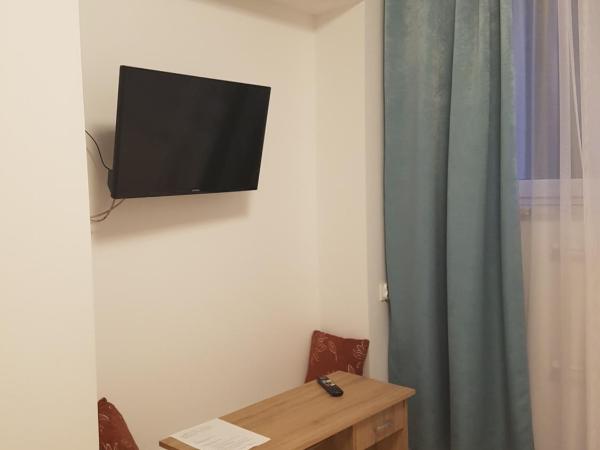 Hostel Mleczna - Metro Zacisze : photo 1 de la chambre chambre lits jumeaux standard avec salle de bains commune