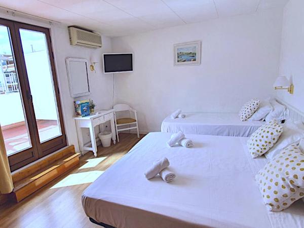 Hotel Mireia : photo 2 de la chambre chambre triple avec terrasse