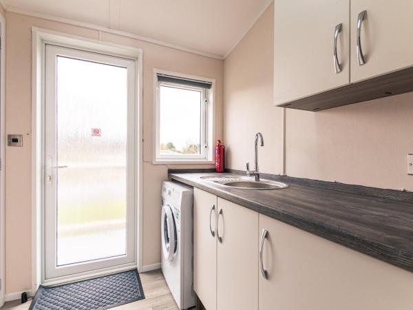 Lakeside View Lodge with Hot Tub : photo 2 de la chambre lodge 2 chambres