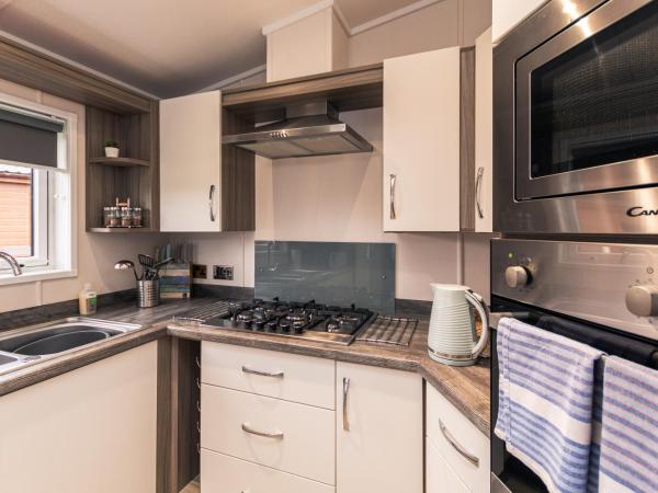 Lakeside View Lodge with Hot Tub : photo 3 de la chambre lodge 2 chambres