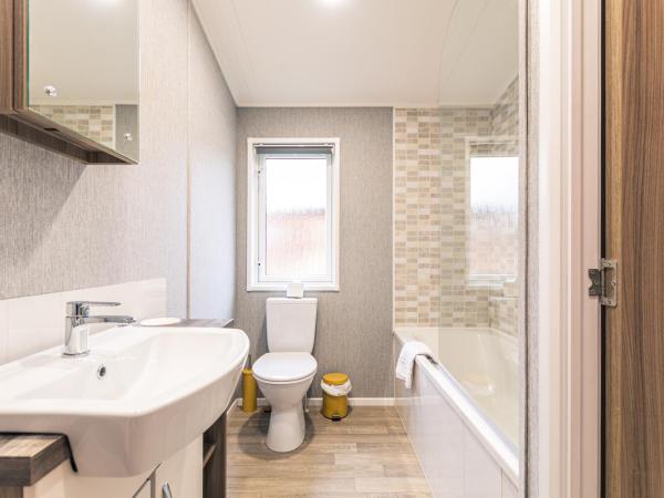 Lakeside View Lodge with Hot Tub : photo 7 de la chambre lodge 2 chambres