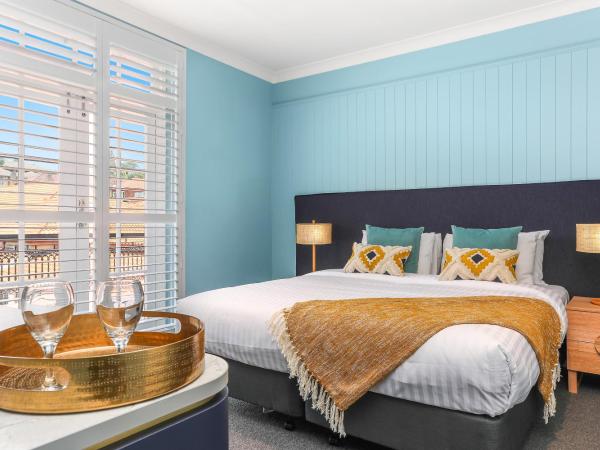 Coogee Bay Hotel : photo 4 de la chambre chambre lit king-size - vue sur jardin