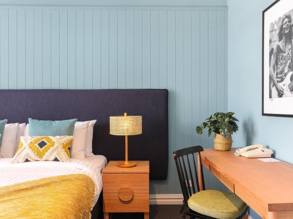Coogee Bay Hotel : photo 8 de la chambre chambre lit king-size - vue sur jardin