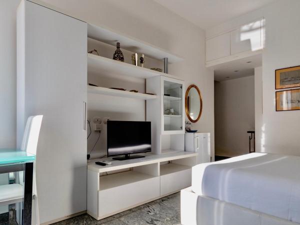 Aiello Suites Executive : photo 3 de la chambre chambre double - vue sur jardin