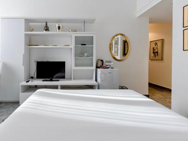 Aiello Suites Executive : photo 4 de la chambre chambre double - vue sur jardin