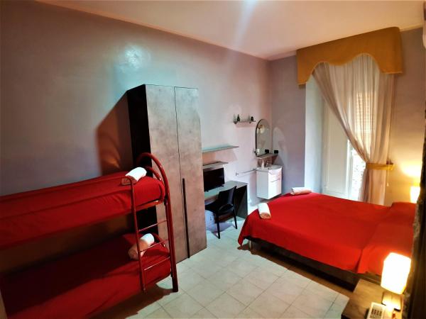 Hotel Ginevra : photo 9 de la chambre chambre triple avec salle de bains commune