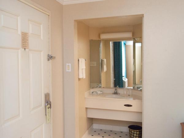 America's Inn Houston : photo 3 de la chambre chambre lit king-size