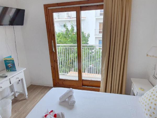 Hotel Mireia : photo 3 de la chambre chambre double ou lits jumeaux avec balcon