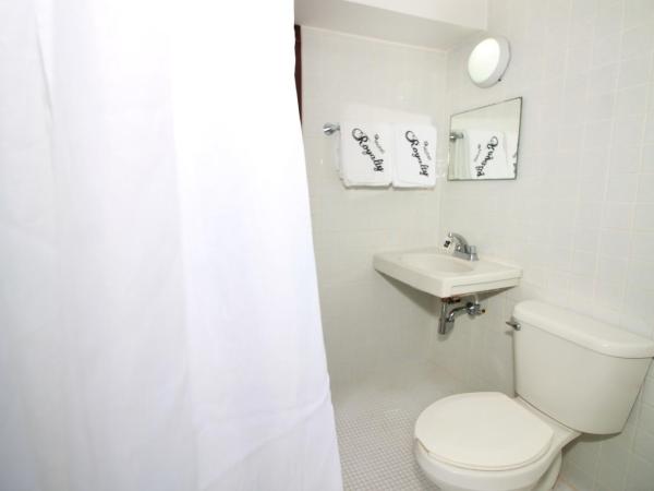 Hotel Royalty : photo 3 de la chambre chambre triple - vue sur la piscine