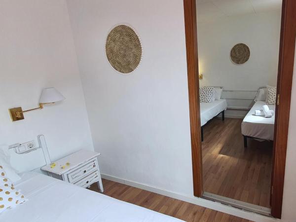 Hotel Mireia : photo 2 de la chambre chambre familiale avec terrasse 