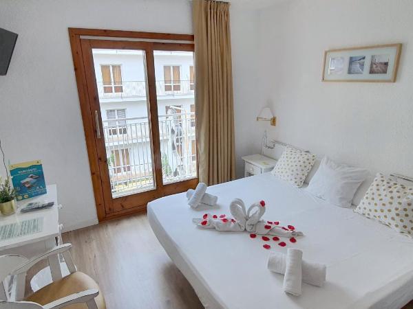 Hotel Mireia : photo 1 de la chambre chambre double ou lits jumeaux avec balcon