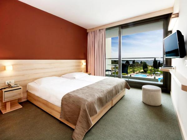 Hotel Materada Plava Laguna : photo 2 de la chambre chambre supérieure avec balcon et vue sur la mer