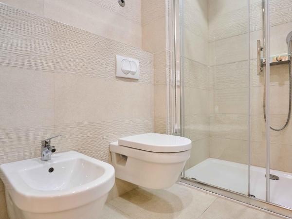 Best location Rooms : photo 10 de la chambre chambre double avec salle de bains privative